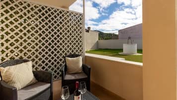 Chambre Double, patio, vue jardin | Terrasse/Patio