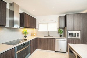 Deluxe Condo, 3 Bedrooms, Pool View | Private kitchen - The Pearl Jaco Beach (Jacó)