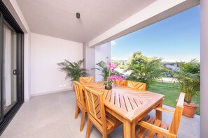 Deluxe Condo, 3 Bedrooms, Pool View | Outdoor dining - The Pearl Jaco Beach (Jacó)