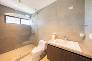 Deluxe Condo, 3 Bedrooms, Pool View | Bathroom - The Pearl Jaco Beach (Jacó)