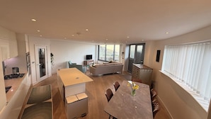Un apartamento moderno con cocina, comedor y sala de estar.