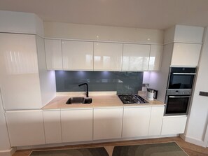 Cookware/dishes/utensils - Apartment 29 (Newquay)