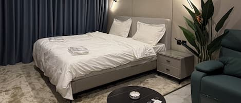 Apartment, 1 Bedroom, Accessible, Smoking | Living room