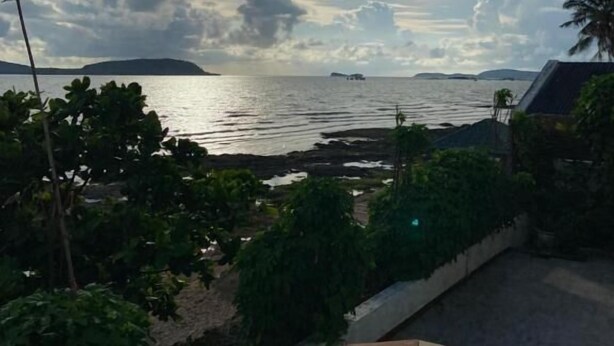 A pool with a view of the sea and distant islands. - Room-sook Beach House, Paknam Chumphon (Chumphon)