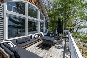 Terrace/patio - 6 bed 4 bath cottage on Lake Joseph (Port Carling)