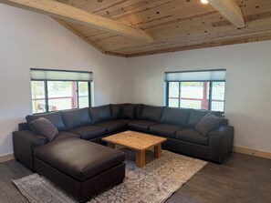 Living area - Cliff Cabin 4B/3BA Cabin Big Mtn Rver Views Deck Breakfast Bar AC NEW BUILD 3/26 (South Fork)
