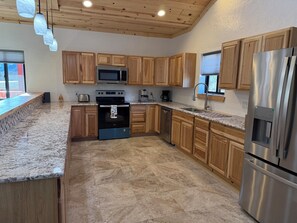 Fridge, microwave, oven, stovetop - Cliff Cabin 4B/3BA Cabin Big Mtn Rver Views Deck Breakfast Bar AC NEW BUILD 3/26 (South Fork)