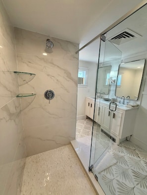 SĂšche-cheveux, serviettes fournies, savon, papier toilette