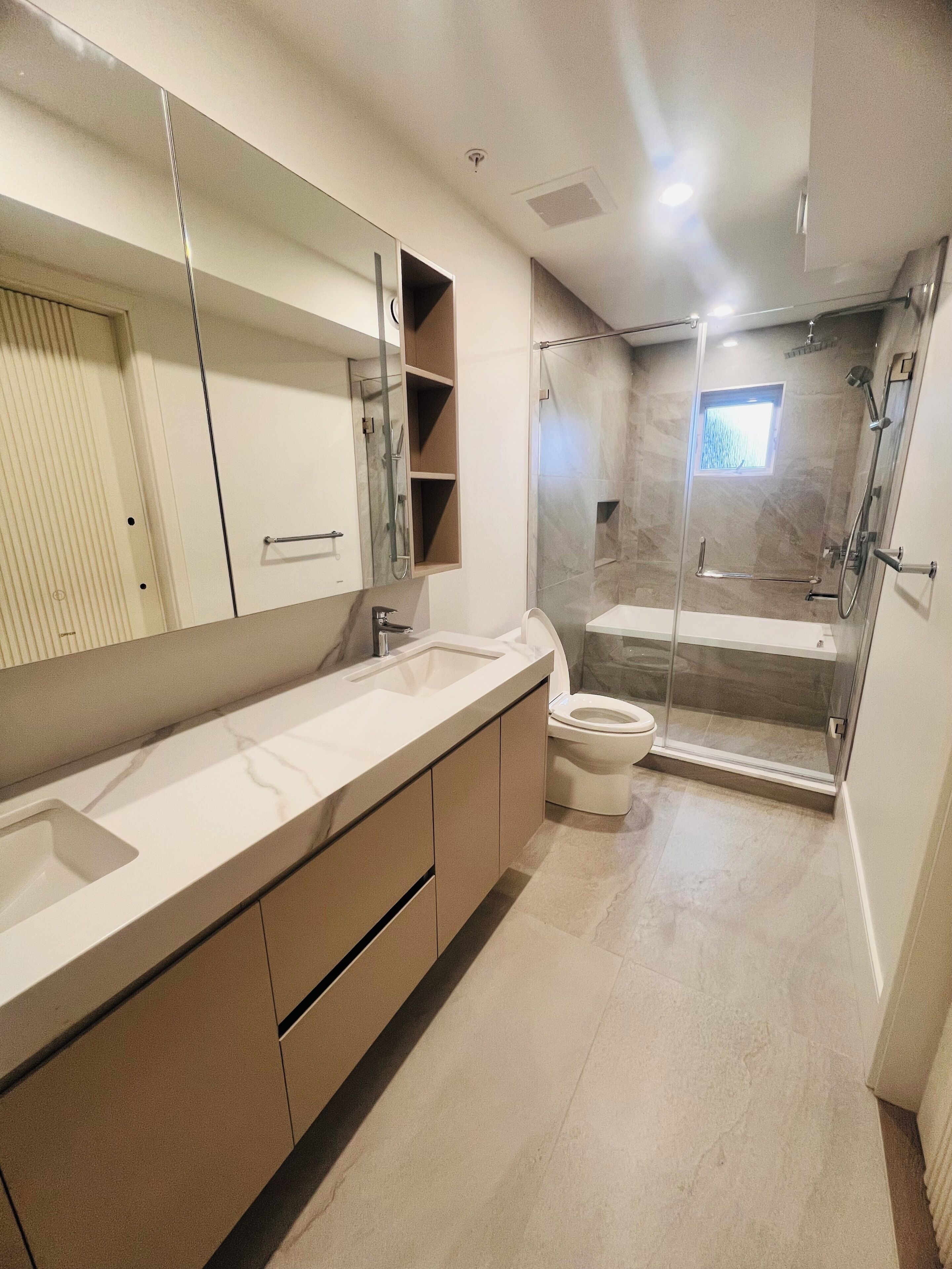 Secadora de cabello, toallas, jabón, papel de baño 