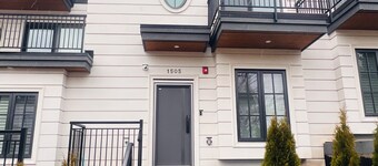 Big 3 bed+ 3 Bath townhome with rooftop views