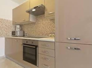 Kühlschrank, Mikrowelle, Ofen, Geschirrspüler