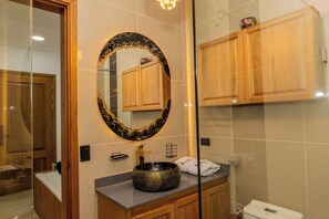 Perhehuone, vuoristonäköala | Kylpyhuone