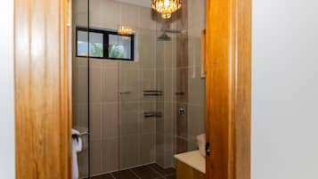 Superior Room, Garden View | Bathroom