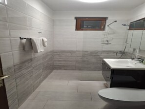 Shower, hair dryer, towels - One bedroom Apartment with Sea View and Balcony (Ston)
