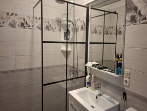Shower, hair dryer, towels - Two Bedroom Apartment with Sea View and Terrace (Ston)