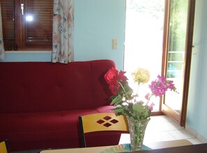 TV - Two Bedroom Apartment with Sea View and Terrace (Ston)