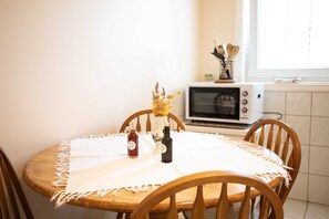 Dining - Apartments Mijajov Dvor- One-Bedroom Apartment with Balcony and Sea View (Sumartin)