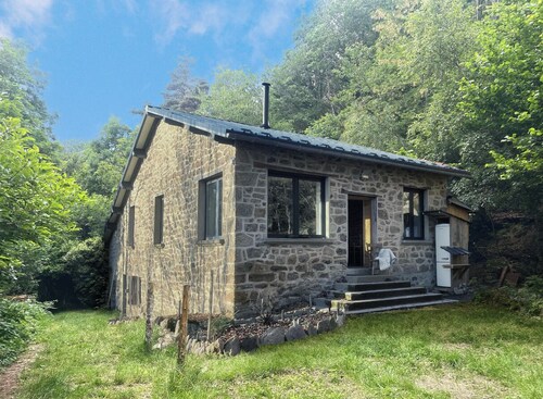 Recharge your batteries in the forest, cocooning self-catering cottage with free-roaming rabbits!