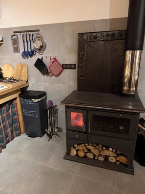 Interior - Recharge your batteries in the forest, cocooning self-catering cottage with free-roaming rabbits! (Yzeron)