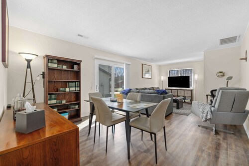 Modern Condo Near Zoo with Free Garage Parking