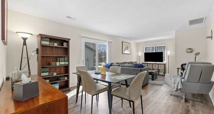 Modern Condo Near Zoo with Free Garage Parking