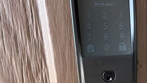Eine Tür mit Zahlenschloss und Schlüsselloch.