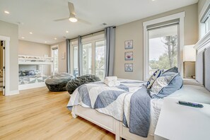 4 bedrooms, desk, iron/ironing board, travel cot - Carolina Beach Luxury Retreat: Intracoastal Views (Carolina Beach)