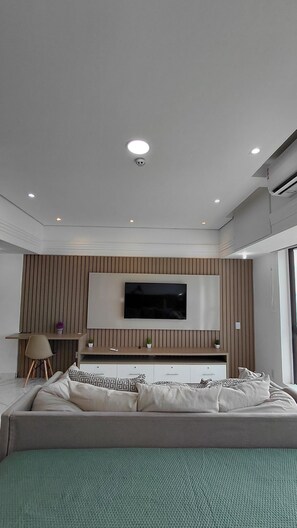 Quarto casal luxo, cozinha, vista para o rio | Ferros/tábuas de passar roupa, Wi-Fi de cortesia