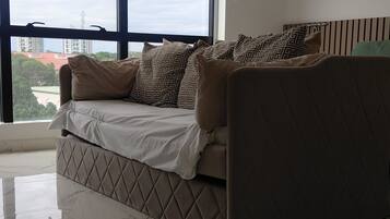 Departamento Deluxe, cocina, vista al río | Área de sala de estar