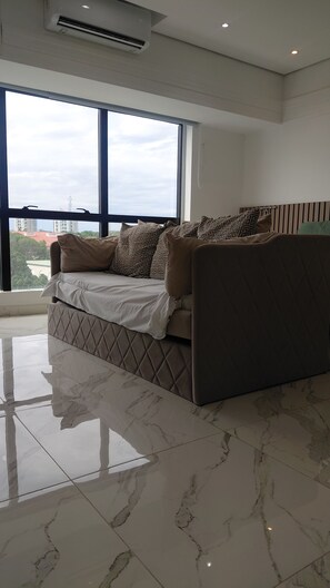 Departamento Deluxe, cocina, vista al río | Área de sala de estar