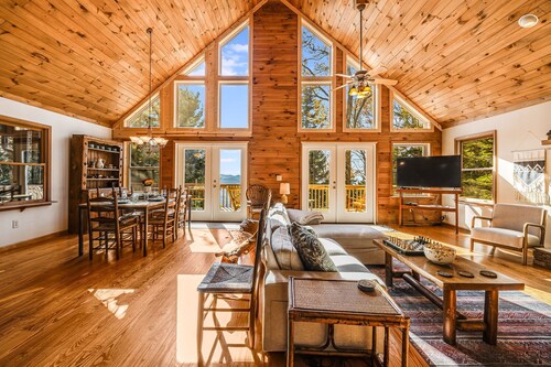 Private Mountain Cabin with Hot Tub + Epic Views!