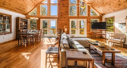 Private Mountain Cabin with Hot Tub + Epic Views!