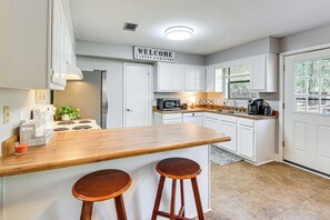 Jääkaappi, liesi, astianpesukone, keittoastiat/astiat/ruokailuvälineet