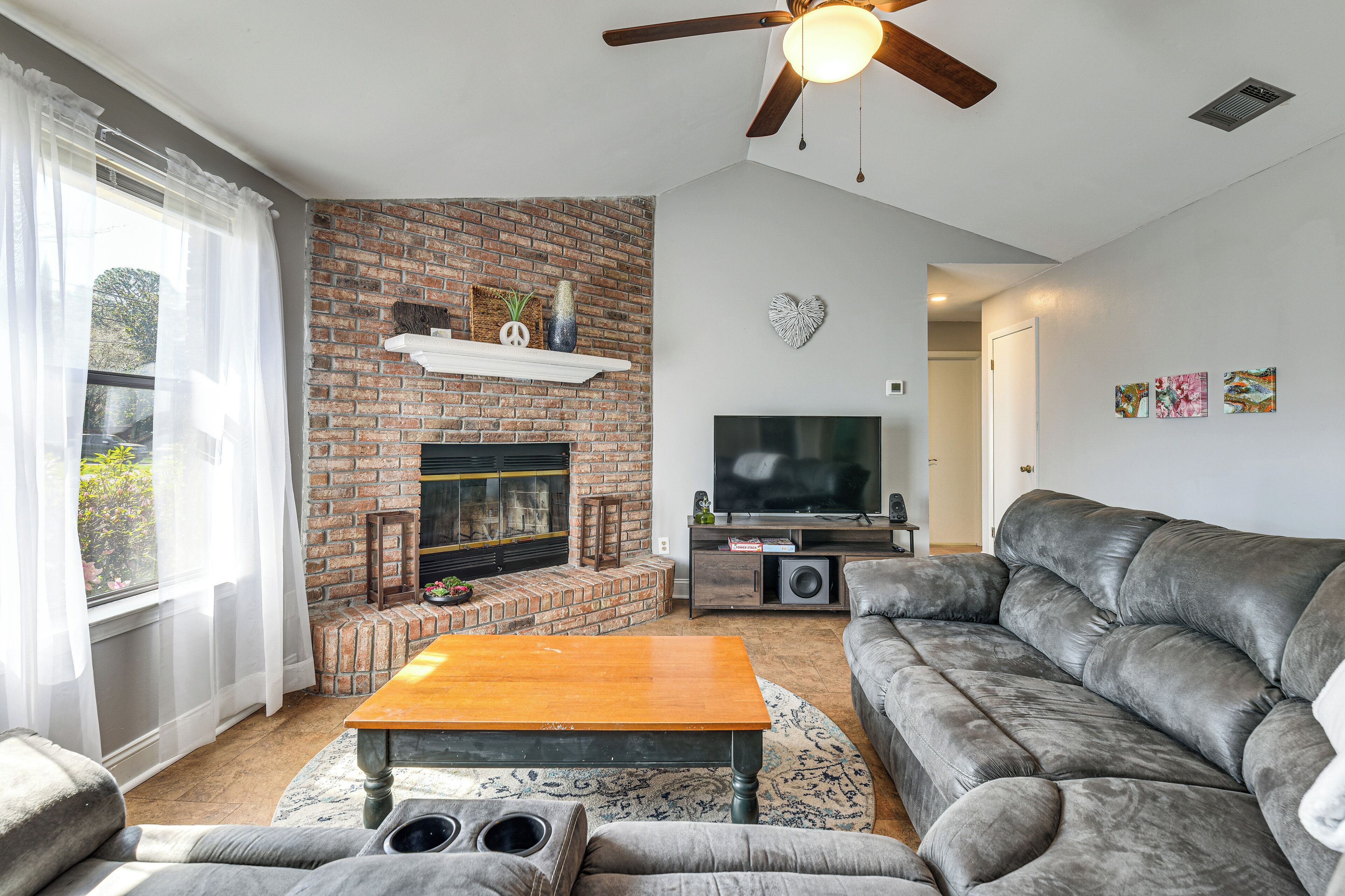 TV, fireplace