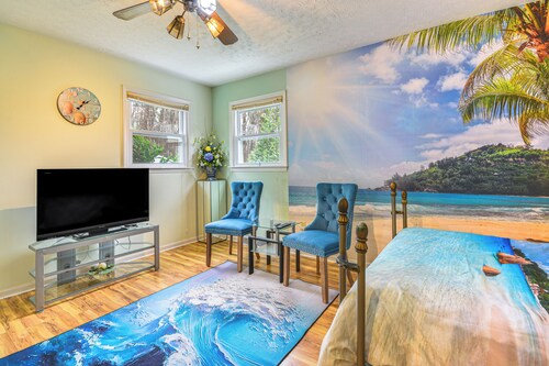 Hot Tub, Home Gym, Decks! Retreat 9 Mi to Mt Airy