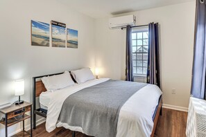 2 bedrooms, desk, Internet, bed sheets