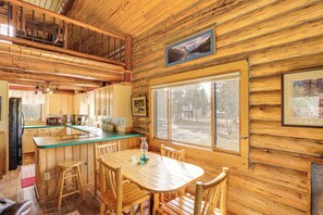 Fridge, microwave, stovetop, dishwasher - Wild Adventures in Eureka! Amish-Crafted Cabin (Eureka)