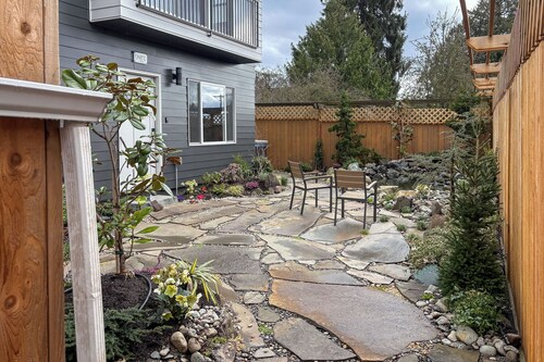 ‘Mini Pearl’ Sleek Seattle Gem 3 Mi to Lumen Field