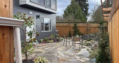 ‘Mini Pearl’ Sleek Seattle Gem 3 Mi to Lumen Field