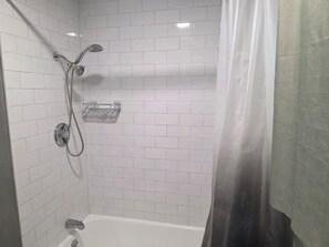 Towels, toilet paper - Delightful Newly Furnished 2-bedroom Unit in Manchester (Manchester)