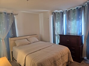 2 bedrooms, iron/ironing board, internet, bed sheets - Delightful Newly Furnished 2-bedroom Unit in Manchester (Manchester)