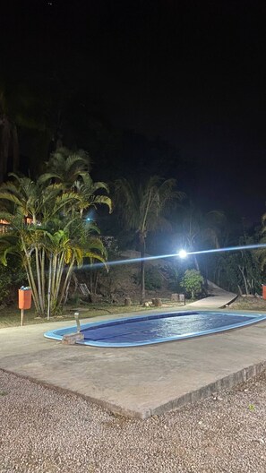 A swimming pool surrounded by palm trees and a concrete deck. - Chácara Maravilha - Mairinque (Mairinque)