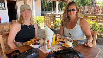 Dortoir Partagé, hommes uniquement | Restauration extérieure