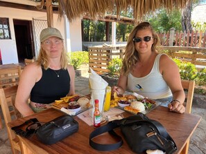 Dortoir Partagé, hommes uniquement | Restauration extérieure