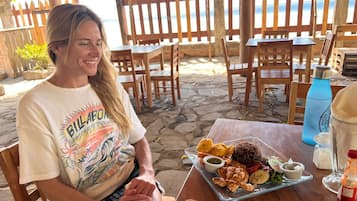 Dortoir Partagé, hommes uniquement | Restauration extérieure