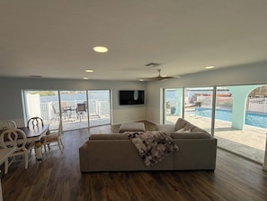 TV - Waterfront Matlacha views! 2/2 Heated Pool Home (Matlacha)