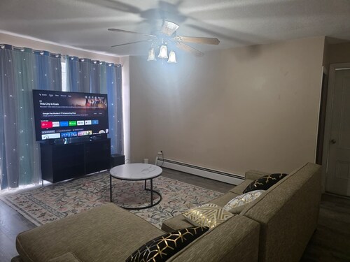 Cozy Newly Furnished 2-Bedroom, 2 Bath Unit in Downtown Manchester