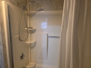Toallas, jabón, papel de baño 