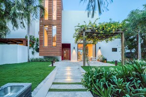 Room - The Beach House - Upscale 5-bed Beachfront Villa w Pool Pier Ocean Views (Placencia)
