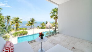 A balcony with a view of the ocean and a pool. - The Beach House - Upscale 5-bed Beachfront Villa w Pool Pier Ocean Views (Placencia)